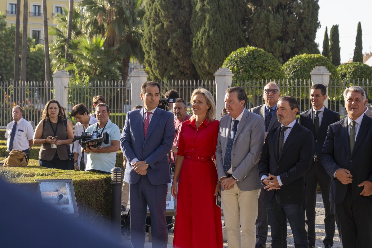 cristinapelaez's tweet photo. Hoy, 2 de septiembre, Día de Ceuta, su bandera ha ondeado a las puertas del Parlamento de Andalucía. 🇪🇸

Un homenaje que este año tiene un significado especial tras la auténtica invasión que ha sufrido Ceuta y el abandono por parte del Gobierno.

A nuestros compatriotas ceutíes: no estáis solos. Ceuta es España.

¡Viva Ceuta! y ¡Viva España! 🇪🇸