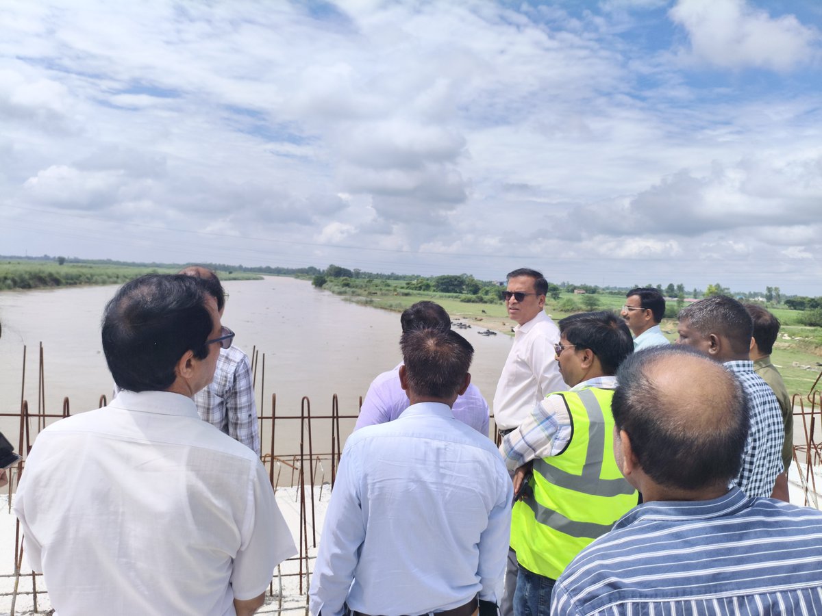 dmupsha's tweet photo. आज गर्रा नदी में बढ़��े जलस्तर के दृष्टिगत संबंधित विभागों के अधिकारियों के साथ संवेदनशील स्थलों, निर्माणाधीन पुल, डैम रोड एवं अजीजगंज तटबंध का निरीक्षण किया। संबंधित अधिकारियों को बाढ़ सुरक्षा के दृष्टिगत आवश्यक तैयारियां सुनिश्चित कराने के निर्देश दिए। https://t.co/LWXQJIIXva