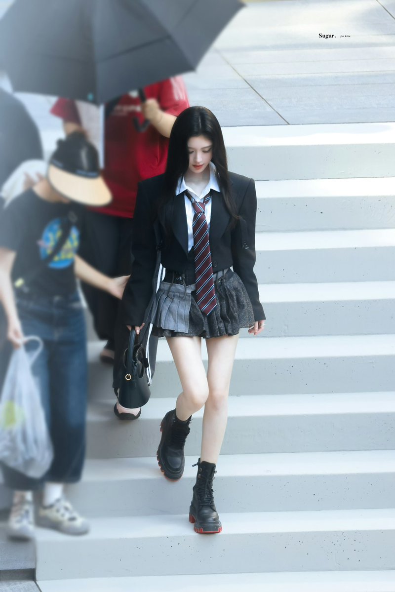 17qutyp's tweet photo. ชีควรรับโมเดิร์นสักเรื่องจริง ๆ นะ แตกแตนแน่นอนใส่แบบนี้แล้วน่ารักมาก https://t.co/gJ6bFTUVO7