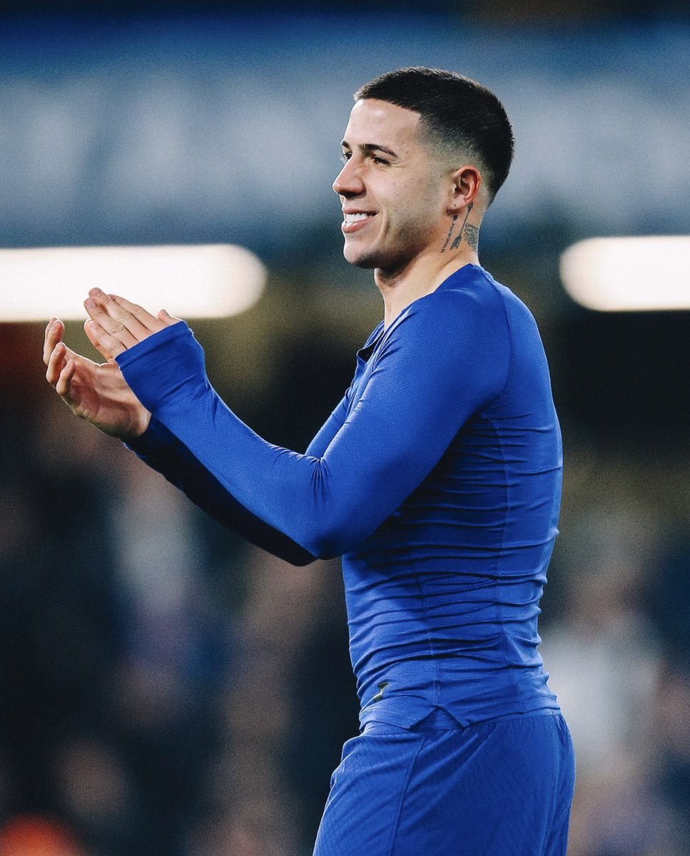 somosaopaulinos's tweet photo. Enzo Fernandez custou quase R$ 900 milhões ao Manchester City, e não foi jogador do São Paulo por R$ 28,5 milhões. 

O jogador acertou sua transferência para o City por 125 milhões de libras (R$ 870 milhões).

Em 2021, Hernán Crespo indicou o volante ao São Paulo, que chegou a entrar em contato com o River Plate.

No entanto, o clube argentino pediu cerca de 5 milhões de dólares por Enzo, quantia considerada inviável pelo Tricolor.

O São Paulo, então, passou a buscar alternativas no mercado e acabou contratando William, volante que atuava no futebol mexicano.

🗞 UOL | @OGabrielSa
📸 Chelsea FC