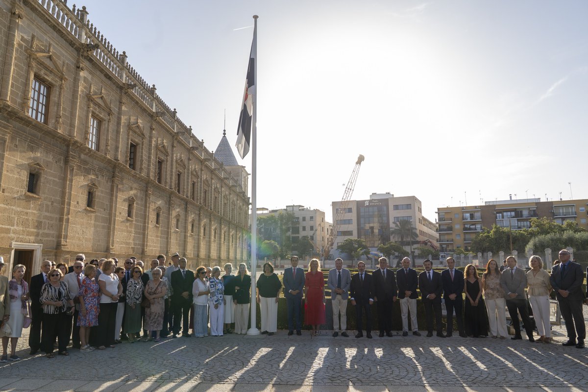cristinapelaez's tweet photo. Hoy, 2 de septiembre, Día de Ceuta, su bandera ha ondeado a las puertas del Parlamento de Andalucía. 🇪🇸

Un homenaje que este año tiene un significado especial tras la auténtica invasión que ha sufrido Ceuta y el abandono por parte del Gobierno.

A nuestros compatriotas ceutíes: no estáis solos. Ceuta es España.

¡Viva Ceuta! y ¡Viva España! 🇪🇸