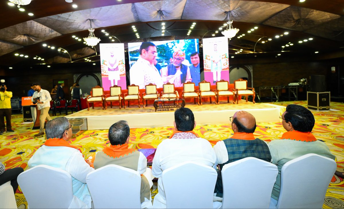 BhajanlalBjp's tweet photo. 'विकसित शहर, विकसित राजस्थान’ के संकल्प को साकार करने और प्रदेश के शहरों को आधुनिक, स्वच्छ, सुरक्षित एवं सुविधायुक्त बनाने की दिशा में महत्वपूर्ण कदम बढ़ाते हुए नगर निकाय चुनाव-2026 के लिए आज भाजपा का संकल्प पत्र जारी किया।

भाजपा सरकार का उद्देश्य है कि शहरों में बेहतर आधारभूत सुविधाएं, स्वच्छता, सुगम यातायात, रोजगार के अवसर तथा सुरक्षित एवं सुविधायुक्त जीवन सुनिश्चित हो, ताकि हर शहर प्रगति की नई ऊँचाइयों को छुए और राजस्थान समृद्धि के पथ पर तेजी से आगे बढ़े।

इस संकल्प को साकार करने में आप सभी का योगदान अत्यंत महत्वपूर्ण है। अपने शहर के उज्ज्वल भविष्य और विकसित राजस्थान के संकल्प को मजबूती देने के लिए नगर निकाय चुनाव में भाजपा के पक्ष में मतदान अवश्य करें।

इस अवसर पर भाजपा के राष्ट्रीय महामंत्री श्री @HarishD_BJP जी, माननीय प्रदेश अध्यक्ष श्री @madanrrathore जी, प्रदेश महामंत्री (संगठन) श्री @ajaeybjp जी तथा राज्यसभा सांसद श्री @gtiwariindia जी सहित अन्य जनप्रतिनिधिगण एवं पार्टी के वरिष्ठ पदाधिकारीगण उपस्थित रहे।

#सशक्त_शहर_समृद्ध_राजस्थान