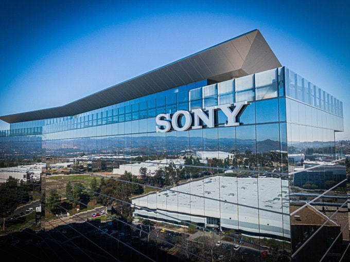 NoahMitchellF6's tweet photo. $SONY: ADR just closed at 24.81 (up 1.02% on September 1), trading between 24.80 and 25.08 during the session.
52-week range: 19.32–30.34. Market cap is approximately $145 billion.
Tokyo stock on September 2: 3,920 yen, down 3.11%; it touched 4,070 during the session before being sold off.
This week in Tokyo, the stock has traded within a wide range of 3,905–4,070.
Today’s real “event” wasn’t a single bullish candle, but rather two factors converging:
1) Benchmark slashed its target price from 5,100 yen to 4,250 yen, while maintaining a “Buy” rating—this is a downward revision of expectations, not a shift to a bearish stance.
2) The copyright lawsuit (Music vs. Anthropic) + the fallout from the image sensor/TSMC joint venture + the 9/9 Pictures CEO investor meeting—sentiment is scrambling for narrative traction, but the fundamentals haven’t yet collapsed.

Do only three things today; anything beyond that is a foul:
Don’t interpret a “target price cut” as a “reversal signal.”
Don’t chase sentiment near 25, and don’t go all-in to catch Tokyo’s decline after a single bearish candle.
Allocate positions based on event-driven volatility, not on “I’m very bullish on Sony.”
Prohibited: Using GTA 6, Spider-Man, or PS6 stories to add leverage to today’s trades

This Week’s Range
ADR Observation Zone: 24.3 – 25.3
Tokyo Observation Range: 3,880 – 4,070 Upper Bound: “Valuation recalibration resistance” following the target price revision
Lower Bound: “Earnings anchor support” left after the Q1 guidance revision A break above the upper bound = Sentiment temporarily trumps the model
A break below the lower bound = Macro factors (interest rates, oil prices, yen) trump corporate fundamentals
Neither indicates a definitive trend yet.

Monetization of gaming platforms, music streaming/IP, and the role of image sensors in high-end devices.
Today’s research reports have not refuted the fact that Q1 operating profit surged year-over-year and full-year operating profit guidance was revised upward to 1.72 trillion yen.
PS5 shipment declines, the debate over the digitization of optical discs, and memory costs—these represent cyclical and structural frictions.
While these frictions may weigh on valuations, they do not mean the company should be reclassified from a “content + sensor complex” to a “has-been hardware manufacturer.”

G&NS platform commissions: Lower hardware sales do not mean monthly active users and digital content will die out together; the company has already shifted its profit focus toward software and services.
Music: Litigation involves costs and public opinion, but the copyright library itself remains a cash cow.
I&SS: High-end smartphone cameras and the production capacity partnership with TSMC support the “physical-world sensors” narrative—not just a quarterly sales promotion.
Pictures IP: Release schedules and box office numbers may fluctuate, but the Spider-Man universe remains a film factory capable of repeat monetization.

Answer directly in the comments section (if you don’t answer, you’re just passing by)
Do you think today marks a revaluation or a trend reversal?
Do you trust platform commission models more, or are you more concerned about the memory and console cycles?
If the price hits the lower end of the range this week, will you buy, sell, or sit on the sidelines?

Pick one of the three options and post it in the comments.
I want your stance, not just a “follow.”
#NVDA #TSLA #AAPL #PLTR #MU #MSFT #SPY #SONY