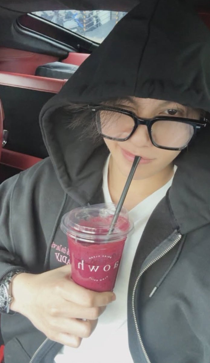 valcrazyforWE's tweet photo. William drinking aowh 😳💖
he looks so cute and boyfriend coded in these pics 

#williamjkp https://t.co/ofUQfpx5nb