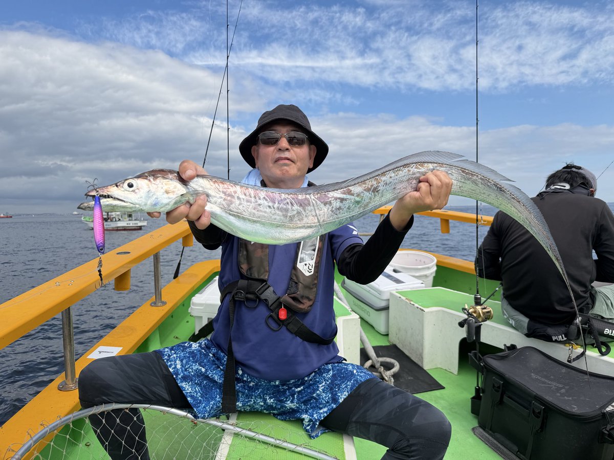 sCarpSoreyuke's tweet photo. 東京湾太刀魚9回目
走水沖40〜65m
潮止まりからのスタートでアタリはポツポツ。場所によってはボトムや水深６０ｍで４０ｍ前後に浮いた反応。
丁寧にシャクリ続けてアタリを取るのコツ。
仲間は130cm指7本‼︎
29本 頭
#渡辺釣船店 #メジャークラフト #ジャイアントキリング1g #ジグパラバーチカルtg https://t.co/mbKNVWWHLZ