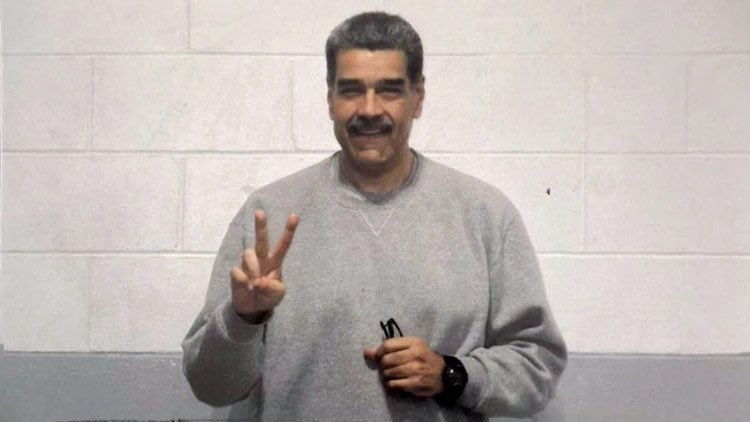 DigiPaperTR's tweet photo. Maduro’nun alıkonulmasının ardından çekilen ilk fotoğrafı aylar sonra ailesine ulaştı.

Nicolas Maduro Guerra, babasının 3 Ocak’taki ABD askerî müdahalesiyle alıkonulmasının ardından ilk kez 25 Haziran’da fotoğraflandığını açıkladı.

Basılı fotoğrafların 13 Temmuz’da postalandığını ve 25 Ağustos’ta ABD’deki bir adrese ulaştığını belirten Guerra, ailesinin görüntüyü ancak bundan sonra görebildiğini söyledi.