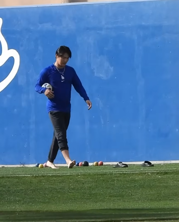 m42jp's tweet photo. ＞見るべきはサンダルではなく素足
＞かかとから接地していないのがわかりますか？

山本由伸さんは素足でも踵から接地してます。また、歩行ならヒトは踵から接地し、足裏を転がすように身体を前に送り出すのが自然です。程度はあれ投稿者も同じで、フラットの接地などしてない。
何にせよ、自説を補強するために有名人を用いていい加減な分析をしてしまうのが現代のインターネットですから、我々は見抜く目を持ちたいものです。