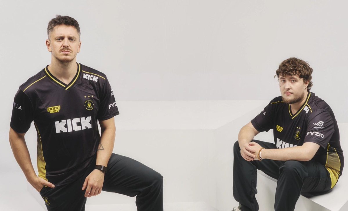 boibrene's tweet photo. Biguzera viaja para um campeonato internacional na Europa e decide trocar uma ideia com o apEX, capitão da Vitality:

— apEX, como você faz para liderar um time com tomadas de decisão tão inteligentes no servidor?

apEX dá aquela risada dele e responde com o sotaque francês:

— Ah, meu amigo, eu costumo testar o QI de jogo deles com perguntas lógicas fora do servidor. Se souber responder, tem vaga no time. Vou te dar um exemplo.

apEX chama o ZywOo no meio do bootcamp:

— ZywOo, o seu pai e a sua mãe têm um bebê. Ele não é seu irmão e nem sua irmã. Quem é esse bebê?

O GOAT nem pisca, dá um sorrisinho e responde na hora:

— É fácil, apEX. Esse bebê sou eu!

apEX vira para o Biguzera cheio de marra:

— Viu só? É por isso que ele é o melhor do mundo e joga comigo.

Biguzera fica impressionado e pensa:

“Caraca, genial. Vou testar isso com a molecada da paiN.”

Ele volta para o hotel, chama o jovem prodígio snow em uma sala reservada e manda a pergunta sério:

— snow, presta atenção. O seu pai e a sua mãe têm um bebê. Ele não é seu irmão e nem sua irmã. Quem ele é?

O snow gela na hora.

Bota a mão na cabeça, olha pro teto, buga completamente e responde:

— Pô, capitão… que bala pesada é essa? Sei não. Deixa eu dar uma pensada e já te respondo.

O moleque sai correndo desesperado pelo hotel do campeonato procurando uma luz.

Ele entra no quarto do insani e joga a dúvida:

— insani, pelo amor de Deus, me ajuda! O Biguzera me fez uma pergunta bizarra. Se o seu pai e a sua mãe têm um bebê, e ele não é seu irmão e nem sua irmã, quem é esse bebê?

O insani responde na hora, rindo da cara dele:

— Mas é claro que esse bebê sou eu!

O snow solta um suspiro de alívio, limpa o suor da testa e corre de volta para a sala do Biguzera, batendo no peito cheio de confiança:

— Bigu! Bigu! Descobri a resposta daquela sua tática mental!

Biguzera, todo orgulhosão achando que a sua nova estrela desvendou o mistério, sorri e diz:

— Boa, garoto! Sabia que você ia conseguir. Então me diz, quem é o bebê?

E o snow responde, com a maior certeza do mundo:

— Esse bebê é o insani!

Biguzera bate a mão na testa, desacreditado, e grita puto:

— NÃO, SEU BURRO! VOCÊ ERROU!

— O BEBÊ É O ZYWOO!