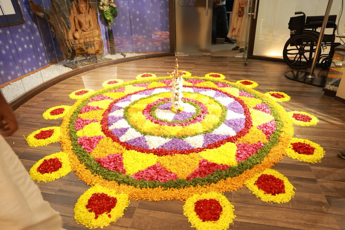 dAIgnositX's tweet photo. Traditional wear? ✔️
Pookalam? ✔️
Sadhya? Don’t even ask. 😋

Our Onam celebration had us trading workwear for kasavu, and regular lunch for a proper Sadhya feast. 

And somewhere between the pookalam, endless food and all the photos, we had ourselves a pretty good Onam. https://t.co/SyoPKpxaOJ