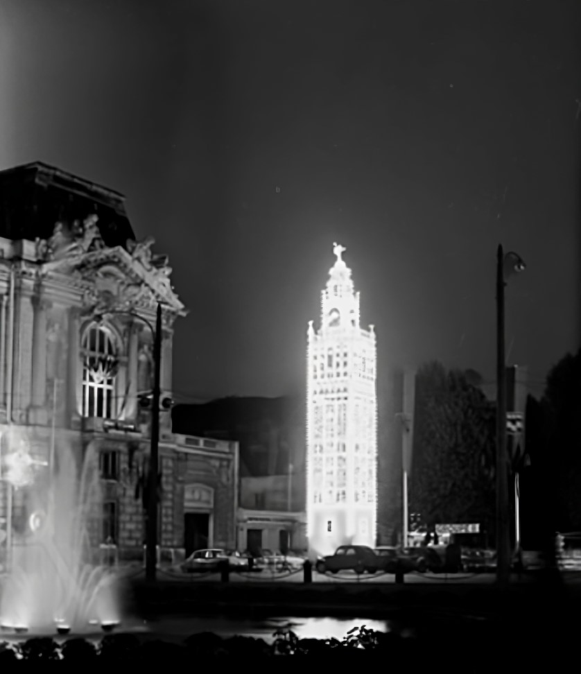 SevillaInsolita's tweet photo. Imagen nocturna de una réplica, a menor tamaño, de la Giralda en la plaza Jean Jaurès de la ciudad francesa de Tours.

Año 1958. https://t.co/UZOHujXEGK