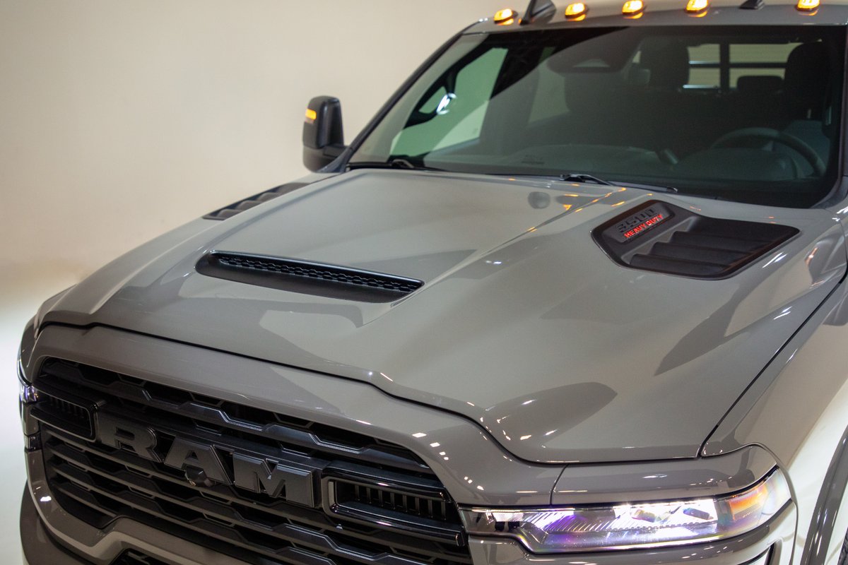 StellantisNAEsp's tweet photo. .@RamTrucks lleva al lado oscuro a sus #ChassisCab 2027 con el nuevo paquete Night Edition. Estilo oscurecido, rines y emblemas negros, cofre Sport Performance y toda la capacidad de las #Ram3500, #Ram4500 y #Ram5500. 
Más detalles ➡️ https://t.co/e5YYmNNiHO https://t.co/2wV4dZc3op
