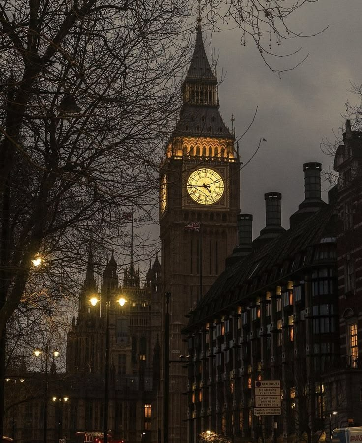 reminiscinbby's tweet photo. London at night https://t.co/3YqxdJxiLv