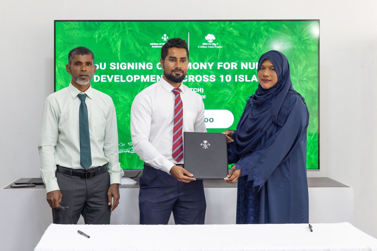 MoEnvmv's tweet photo. 5 މިލިއަން ގަސް އިންދުމަށް ރައީސުލްޖުމްހޫރިއްޔާ ވެވަޑައިގެންފައިވާ ވަޢުދުފުޅު ފުއްދެވުމުގެ ގޮތުން، ރާއްޖޭގެ އެކި ކަންކޮޅުތަކުގައި 20 ނާސަރީ ބިނާކުރުމަށްޓަކައި, ދެވަނަ ބުރުގެ 10 ރަށުގެ ކައުންސިލާއެކު މިއަދު ވަނީ ސޮއިކޮށްފައެވެ.

މި މަޝްރޫއުގެ ދަށުން މިއަދު ސޮއި ކުރެވުނު ދެވަނަ ބުރުގެ ނާސަރީތައް ބިނާކުރުމަށް ހަމަޖެހިފައި ވަނީ، ހދ. ނޮޅިވަރަމް، އދ. ދިއްދޫ، ފ. ދަރަނބޫދޫ، ދ. މީދޫ، ލ. ހިތަދޫ، ލ. ފޮނަދޫ، ފުވައްމުލައް ސިޓީ، ސ. މީދޫ، ގދ. ވާދޫ، ކ. ހިންމަފުށި