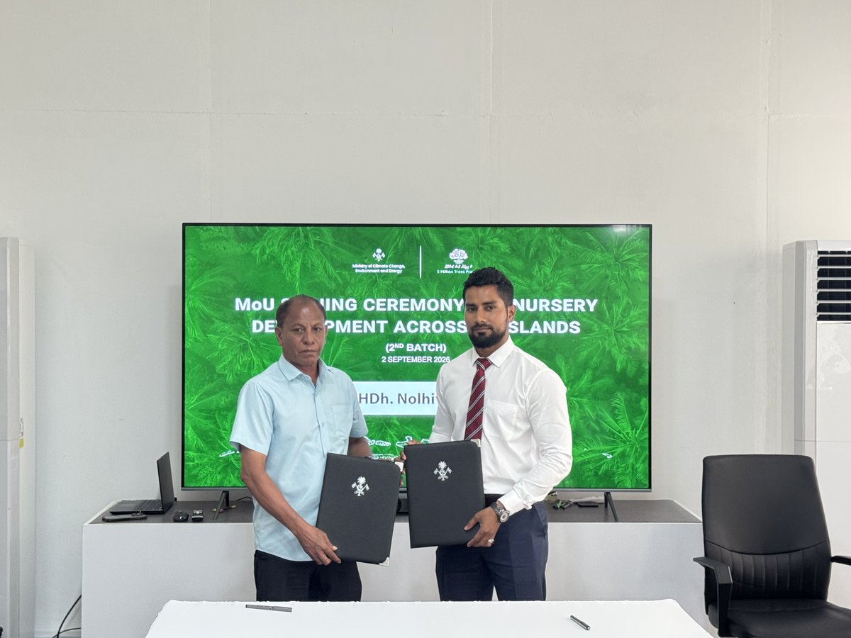 MoEnvmv's tweet photo. 5 މިލިއަން ގަސް އިންދުމަށް ރައީސުލްޖުމްހޫރިއްޔާ ވެވަޑައިގެންފައިވާ ވަޢުދުފުޅު ފުއްދެވުމުގެ ގޮތުން، ރާއްޖޭގެ އެކި ކަންކޮޅުތަކުގައި 20 ނާސަރީ ބިނާކުރުމަށްޓަކައި, ދެވަނަ ބުރުގެ 10 ރަށުގެ ކައުންސިލާއެކު މިއަދު ވަނީ ސޮއިކޮށްފައެވެ.

މި މަޝްރޫއުގެ ދަށުން މިއަދު ސޮއި ކުރެވުނު ދެވަނަ ބުރުގެ ނާސަރީތައް ބިނާކުރުމަށް ހަމަޖެހިފައި ވަނީ، ހދ. ނޮޅިވަރަމް، އދ. ދިއްދޫ، ފ. ދަރަނބޫދޫ، ދ. މީދޫ، ލ. ހިތަދޫ، ލ. ފޮނަދޫ، ފުވައްމުލައް ސިޓީ، ސ. މީދޫ، ގދ. ވާދޫ، ކ. ހިންމަފުށި