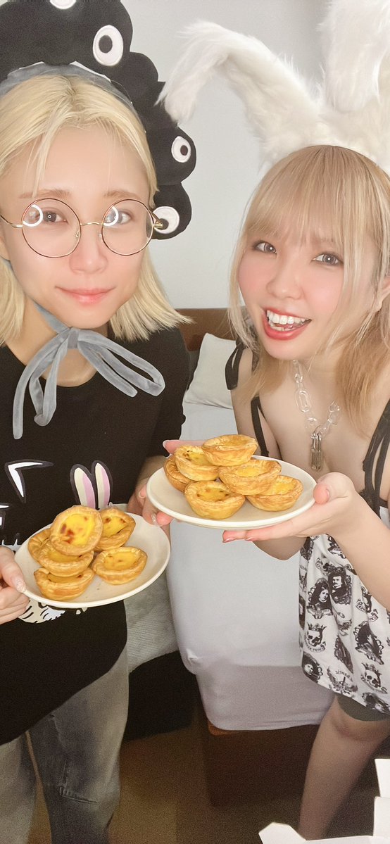 sksn's tweet photo. 誤発注した致死量のエッグタルトでお月見🌕❣️
高校の同級生、にいな+ ໒꒰ྀི ˃ ᵕ ˂ ꒱ྀི১ﾊｰﾄｴﾘｸｻｰ https://t.co/zsrUbyl2zo