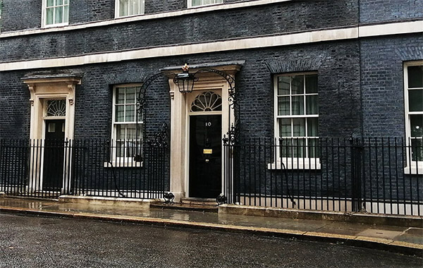 preferente's tweet photo. Booking acepta una reserva falsa en la casa del primer ministro británico https://t.co/SVclX4Kf7W https://t.co/0URHLiIRqD