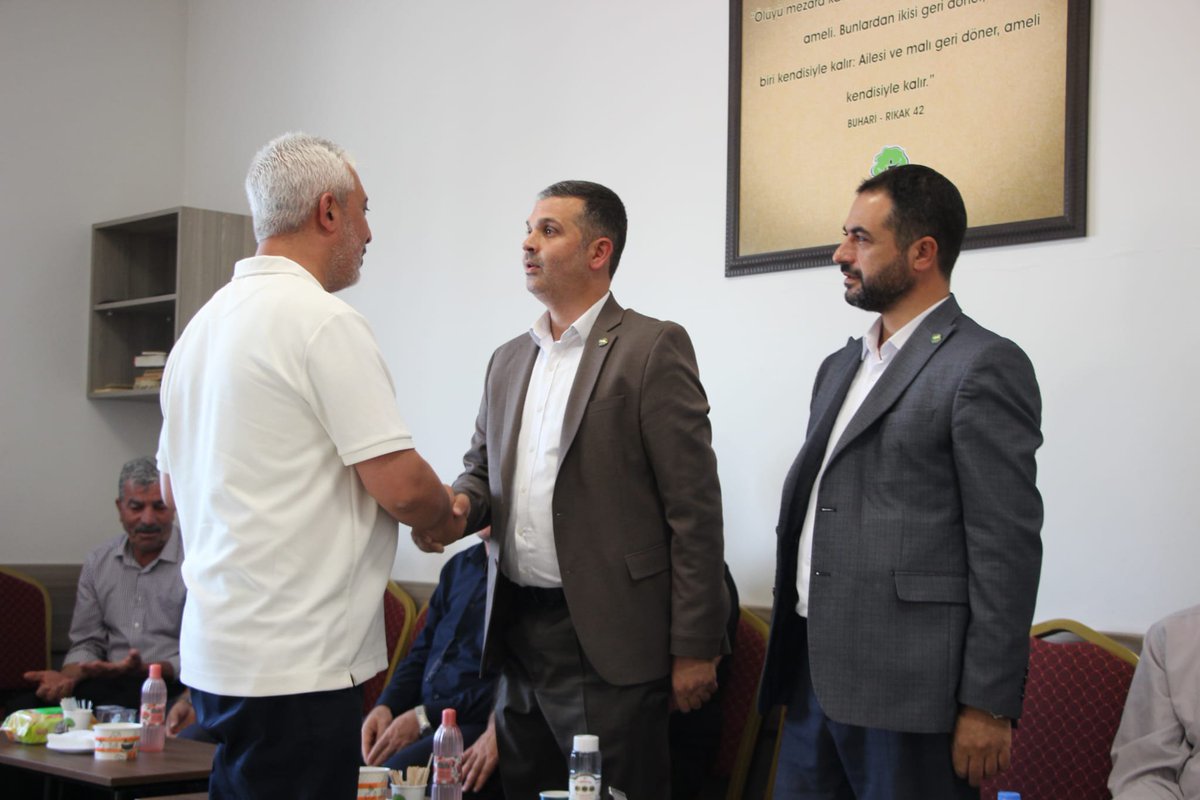 antephudapar's tweet photo. İl Başkanımız Sayın Mustafa Kaya, Yavuzeli İlçe Başkanımız Sayın Tacim Kervancı, Şahinbey İlçe Başkanımız Sayın Abdulhakim Övet ve beraberindeki heyet, Girne'den Mersin'in Taşucu Limanı'na seyir halindeyken alabora gemi faciasında hayatını kaybeden Nihat Balyemez'in ailelerine taziye ziyaretinde bulundu.
Bu elim kazada hayatını kaybeden vatandaşlarımıza Allah’tan rahmet; ailelerine, yakınlarına ve sevenlerine sabır ve başsağlığı diliyoruz.