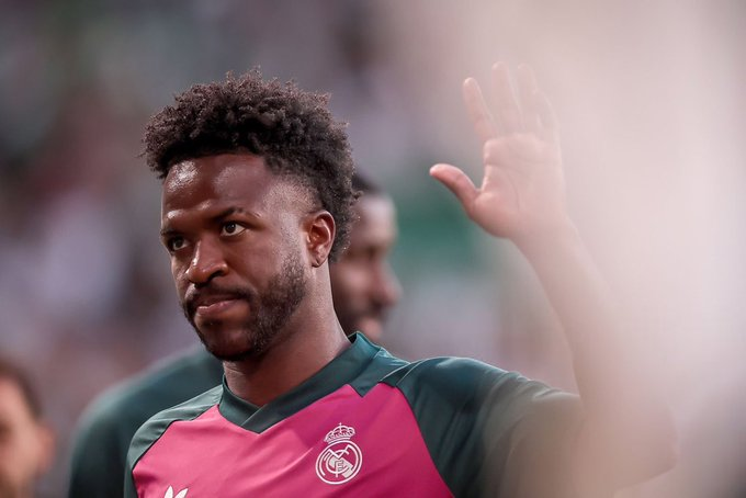 أرسنال حلم بفينيسيوس.. لكن ريال مدريد حسم المعركة! طموح أرسنال للمنافسة على ضم فينيسيوس جونيور يعكس حجم التطور الكبير الذي وصل إليه النادي.. والأكثر إثارة أن الاعتقاد داخل أرسنال في مرحلة ما كان أن الصفقة قد تصبح ممكنة بالفعل.. لكن ريال مدريد غيّر موقفه في النهاية، وبدلًا من رفض رفع عرضه، قدّم عرضًا ماليًا أعلى وتمسك بنجمه البرازيلي.. المصدر: فوتبول لندن 