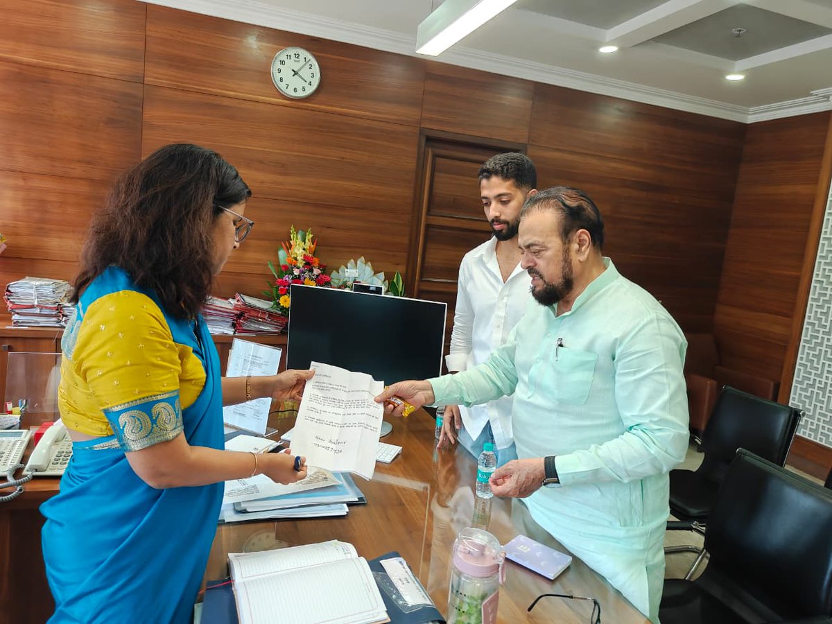 abuasimazmi's tweet photo. आज BMC मुख्यालय में अतिरिक्त नगर आयुक्त (IAS) श्रीमती प्राजक्ता वर्मा लवंगारे से मुलाक़ात कर मानखुर्द-शिवाजी नगर-गोवंडी के स्वास्थ्य से जुड़े महत्वपूर्ण मुद्दों पर चर्चा की।

• MOH के अधीन स्टाफ की कमी के कारण सैकड़ों जन्म प्रमाणपत्र लंबित हैं। मैंने अतिरिक्त MOH और पर्याप्त स्टाफ की नियुक्ति जल्द करने की मांग की।

• क्षेत्र के 7 मंज़िला मातृत्व अस्पताल में NICU और PICU जैसी जरूरी सुविधाएं नहीं हैं और अस्पताल का पूरी क्षमता से उपयोग भी नहीं हो रहा है। यहां बुजुर्गों के इलाज के साथ-साथ डेंगू, मलेरिया और अन्य बीमारियों के इलाज की सुविधाएं भी उपलब्ध कराने की मांग की।

• शताब्दी अस्पताल में मेडिकल ऑफिसर की कमी, खासकर इमरजेंसी वार्ड में, का मुद्दा भी उठाया। मैंने मांग की कि इमरजेंसी सेवाओं के लिए 24 घंटे मेडिकल ऑफिसर उपलब्ध होना चाहिए।

इन सभी मुद्दों पर श्रीमती प्राजक्ता वर्मा लवंगारे ने जल्द कार्रवाई का सकारात्मक आश्वासन दिया।

#Health #Medical #Hospital #MankhurdShivajinagar #AbuAsimAzmi #SamajwadiParty