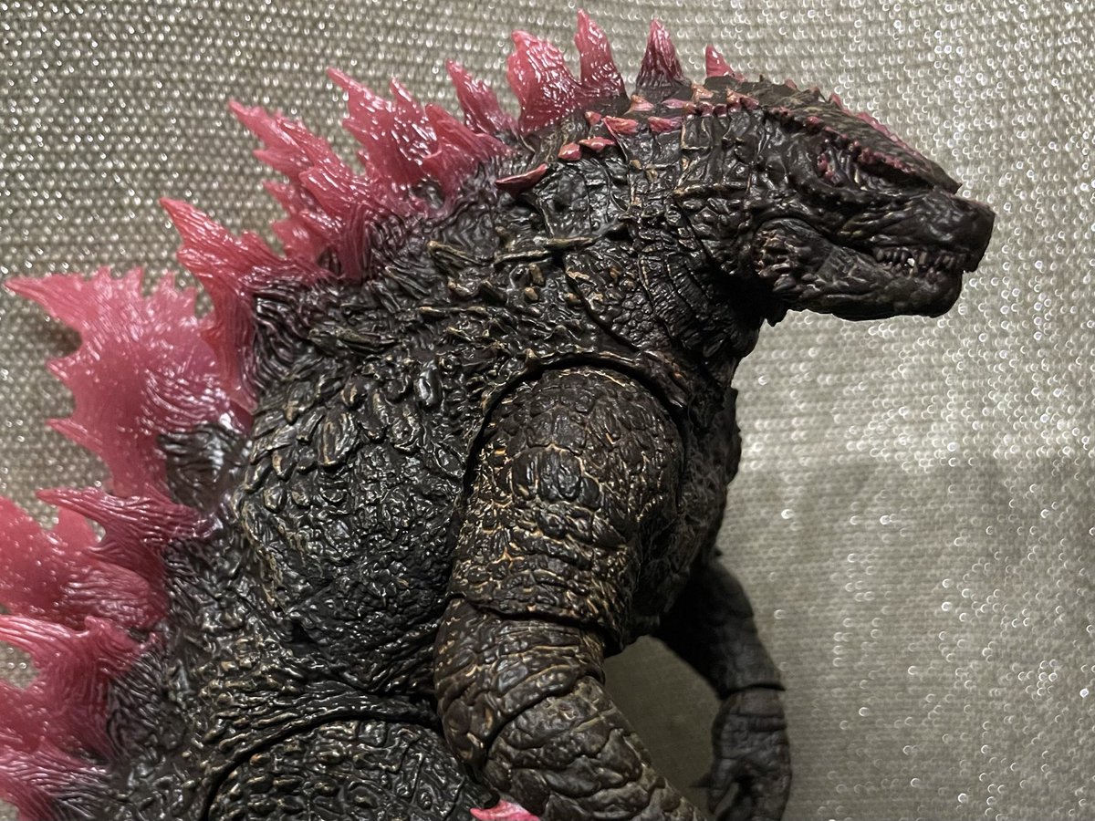 juramotin's tweet photo. HIYA エヴォゴジ
めちゃくちゃ早く届いた！
とにかく背鰭が良い、本当に良い
問題の頭部は遠目でみると気にならなかった、近くで見てみるととても気になる。
批判されるほどひどいクオリティではないと思った https://t.co/5qF667jNTM