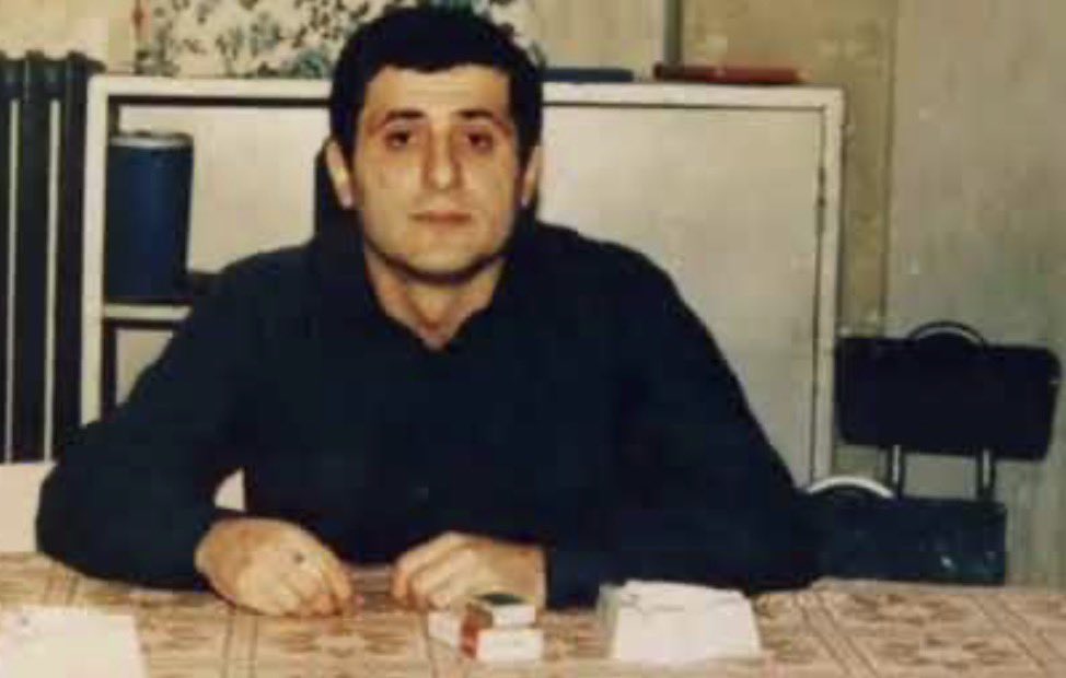 Krizantem73Z's tweet photo. Sinan Kukul . Devrimci Sol MK üyesi . Trabzonlu bir Türk . 16-17 Nisan 1992’de İstanbul ‘ da katledildi . 
Haklıyız Kazanacağız adlı esere son perspektifi katan kişidir . Dolayısıyla , Kürt ulusal sorununa ilişkin perspektife de son şekli verenlerden birisi. 
Velhasıl , https://t.co/sGDsh78umx