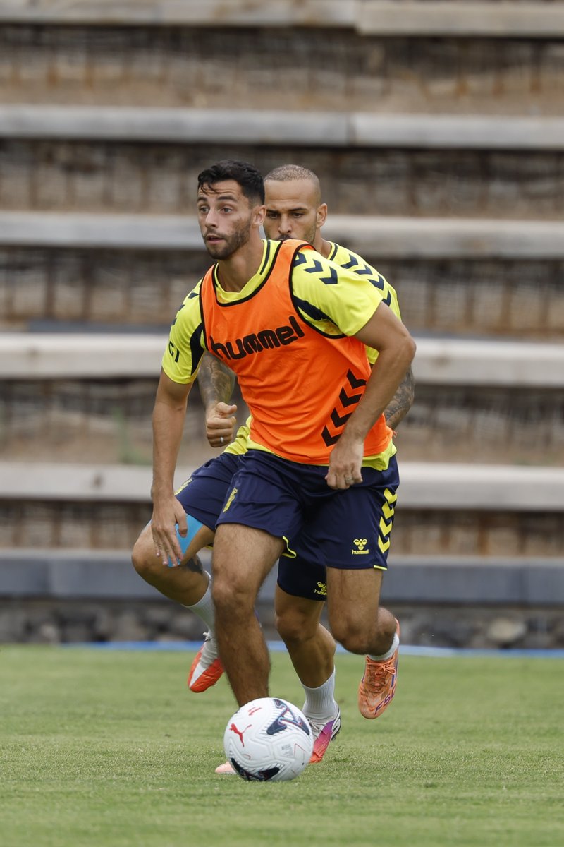 UDLP_Oficial's tweet photo. 🧠⚽️ #LasPalmasLeganés 

#SienteLaUnión #LaUniónHaceLasPalmas https://t.co/PhYyKiNmh9