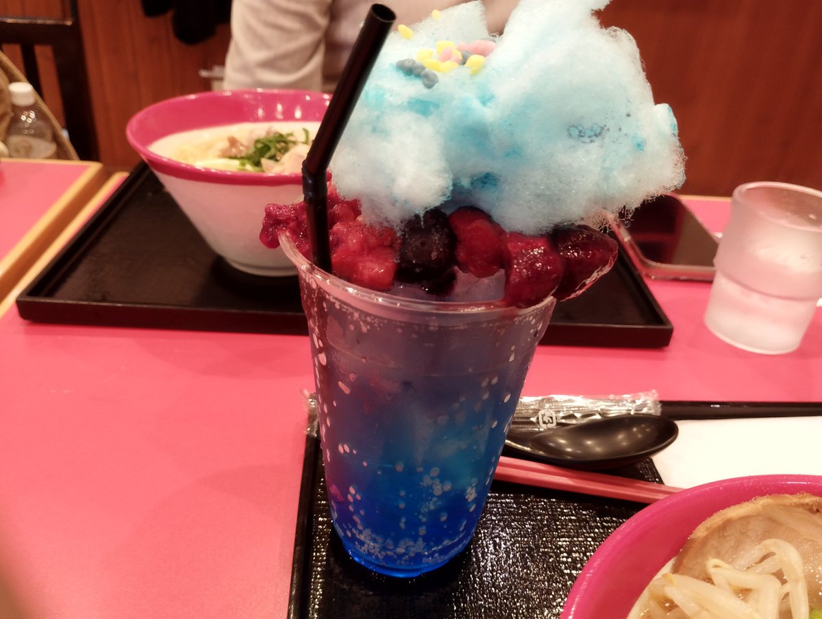 nazofood's tweet photo. 千鳥炸裂！サスケのパチパチブルーソーダ
富士急ハイランドにあるナルトのラーメン屋一楽の期間限定ドリンク
サスケの必殺技の千鳥をイメージしたドリンクで青色で千鳥の電流をわたあめとパチパチキャンディで表現してる
#サスケ #千鳥 #NARUTO #りあぐるめ https://t.co/FtXBNnnQNp