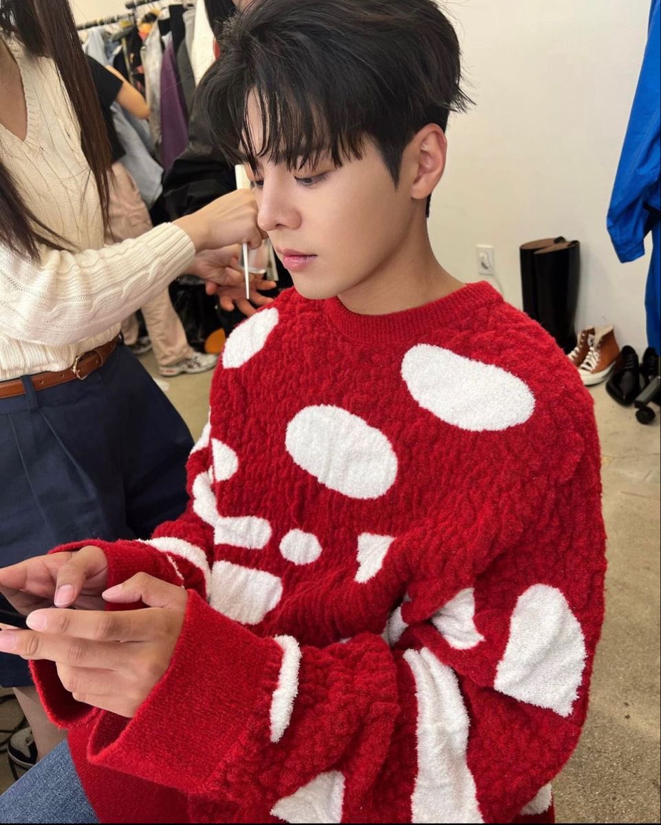 meongMeongkk's tweet photo. 무슨 마크 버섯 같은 옷을 입었는데도
잘생겼네 https://t.co/CF3h5FBi4R
