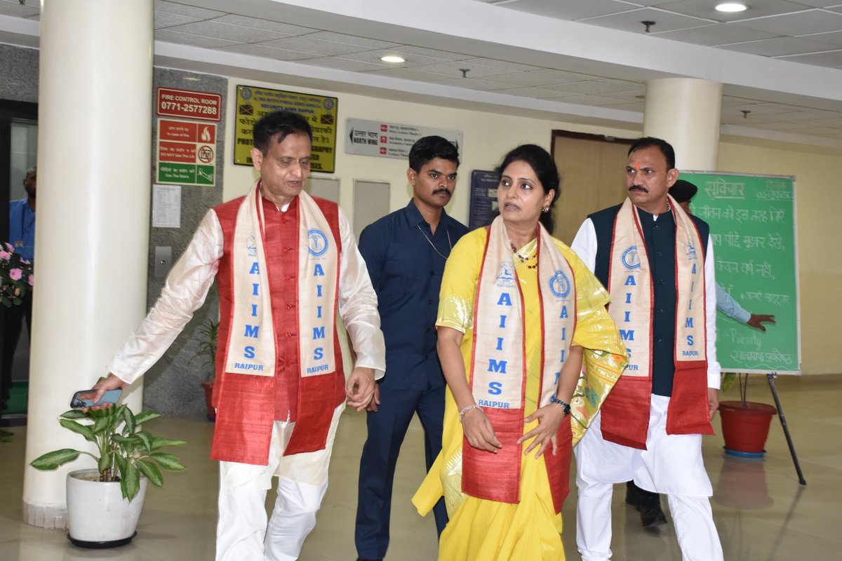 aiims_rpr's tweet photo. माननीय उपराष्ट्रपति श्री सी. पी. राधाकृष्णन की गरिमामयी उपस्थिति में AIIMS रायपुर का तीसरा दीक्षांत समारोह सम्पन्न हुआ। 689 डिग्री प्रमाण-पत्र एवं 16 उत्कृष्टता पुरस्कार प्रदान किए गए। यह उपलब्धि संस्थान के लिए गौरव का क्षण रही। @MoHFW_INDIA @AIIMS https://t.co/tSzS1h5xHE
