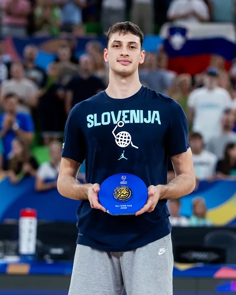 KKCedOL's tweet photo. 📸 Z Urbanom Krofličem je Cedevita Olimpija dobila mladega igralca, ki pa je svoj razkošen talent in kakovost v minulih letih že dokazal na številnih prizoriščih, tudi na mednarodnem odru.

✅Prvak U20 EuroBasketa
✅Član idealne peterke U20 EuroBasketa
✅U18 EuroBasket bronasta kolajna
✅Član idealne peterke U18 EuroBasketa
✅U19 FIBA World Cup bronasta kolajna
✅3x prvak U19 Lige ABA
✅Član idealne peterke zaključnega turnirja U19 ABA lige

#ZmajevaDruzina