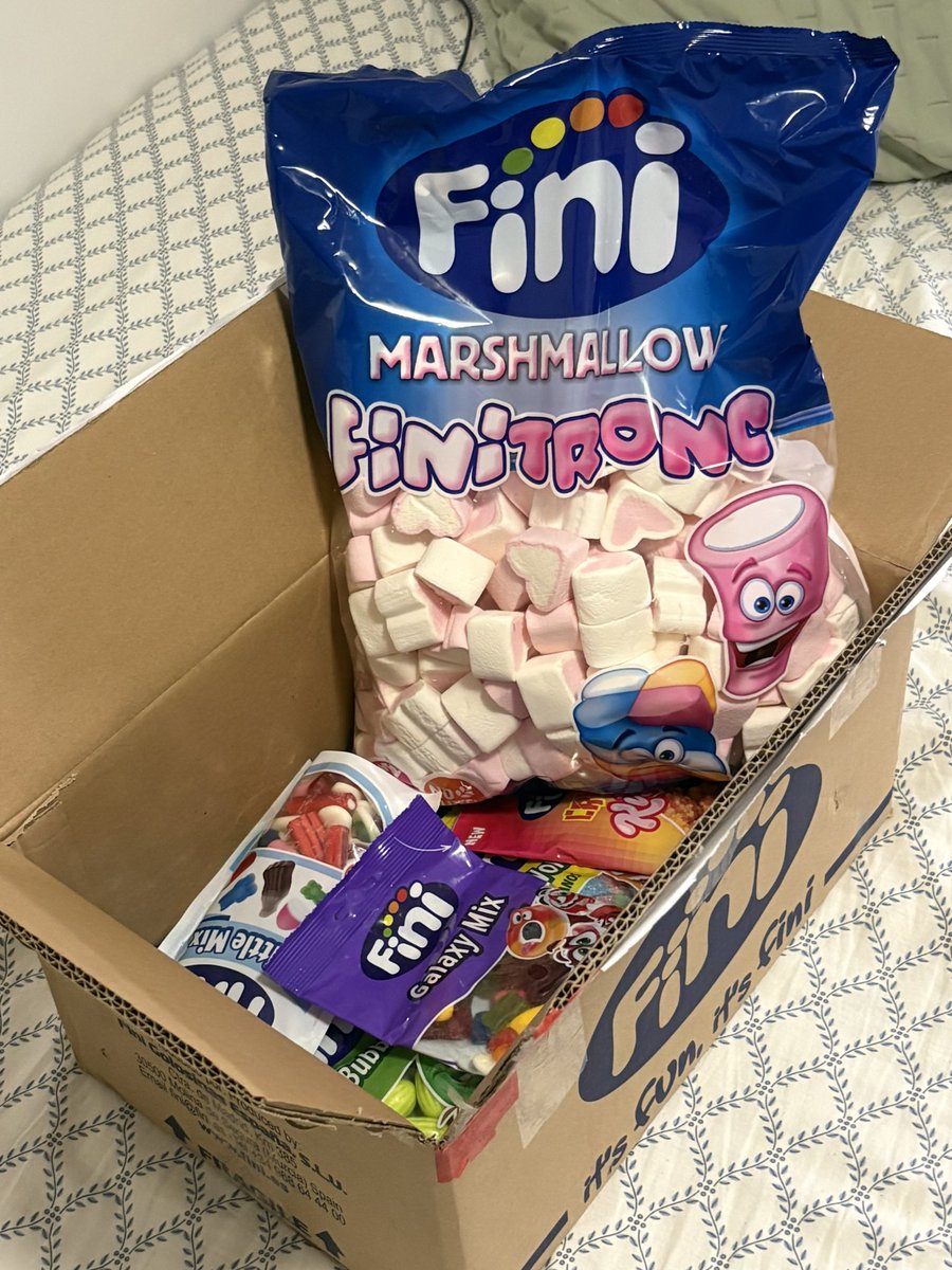 laraavilla's tweet photo. 🫪 OS HABÉIS PASADO, no me voy a quejar mucho, pero, que de cositas!!! @Fini_golosinas muchas gracias 💖💖💖 https://t.co/WGhBHZDHCV