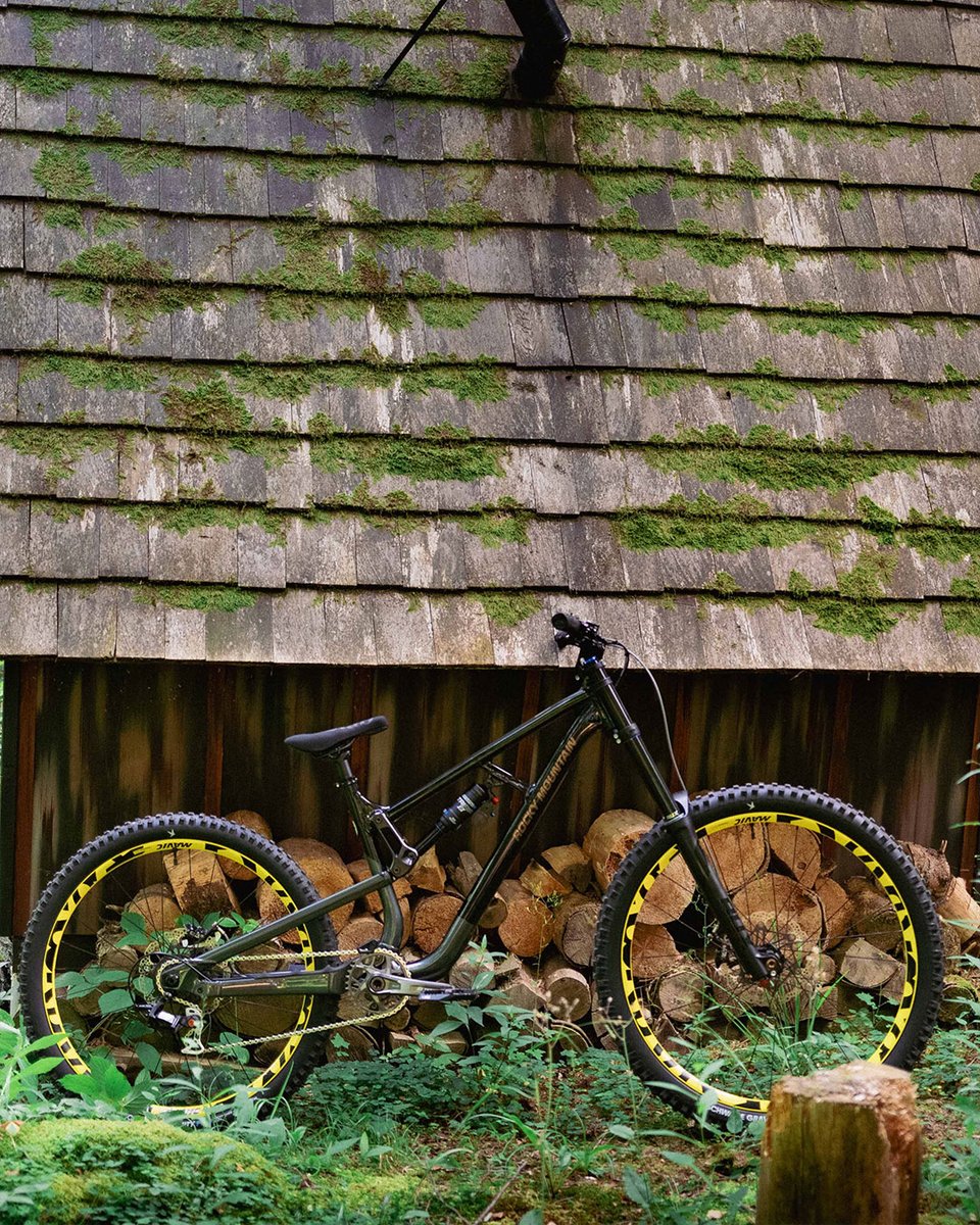 Hopetech's tweet photo. New freeride rig for @eliottlapotre 🔥

A rockymountainbicycle loaded up with Hope Smoke bling and a pair custom lids to finish it off. 😍

#bikecheck #hopetech
📸 Paul Fisson https://t.co/hfLMuSLgEQ