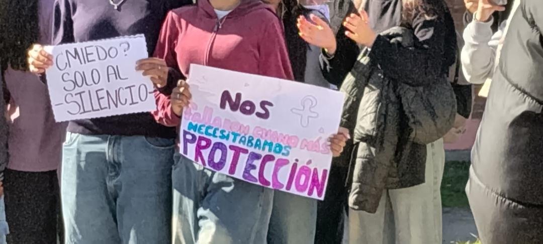 DaniMoraguesuy's tweet photo. Ahora 🍊 
Liceo de Salinas protestas en estos momentos https://t.co/XDhFbzLATw