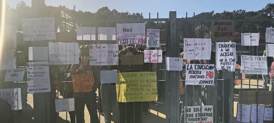 DaniMoraguesuy's tweet photo. Ahora 🍊 
Liceo de Salinas protestas en estos momentos https://t.co/XDhFbzLATw