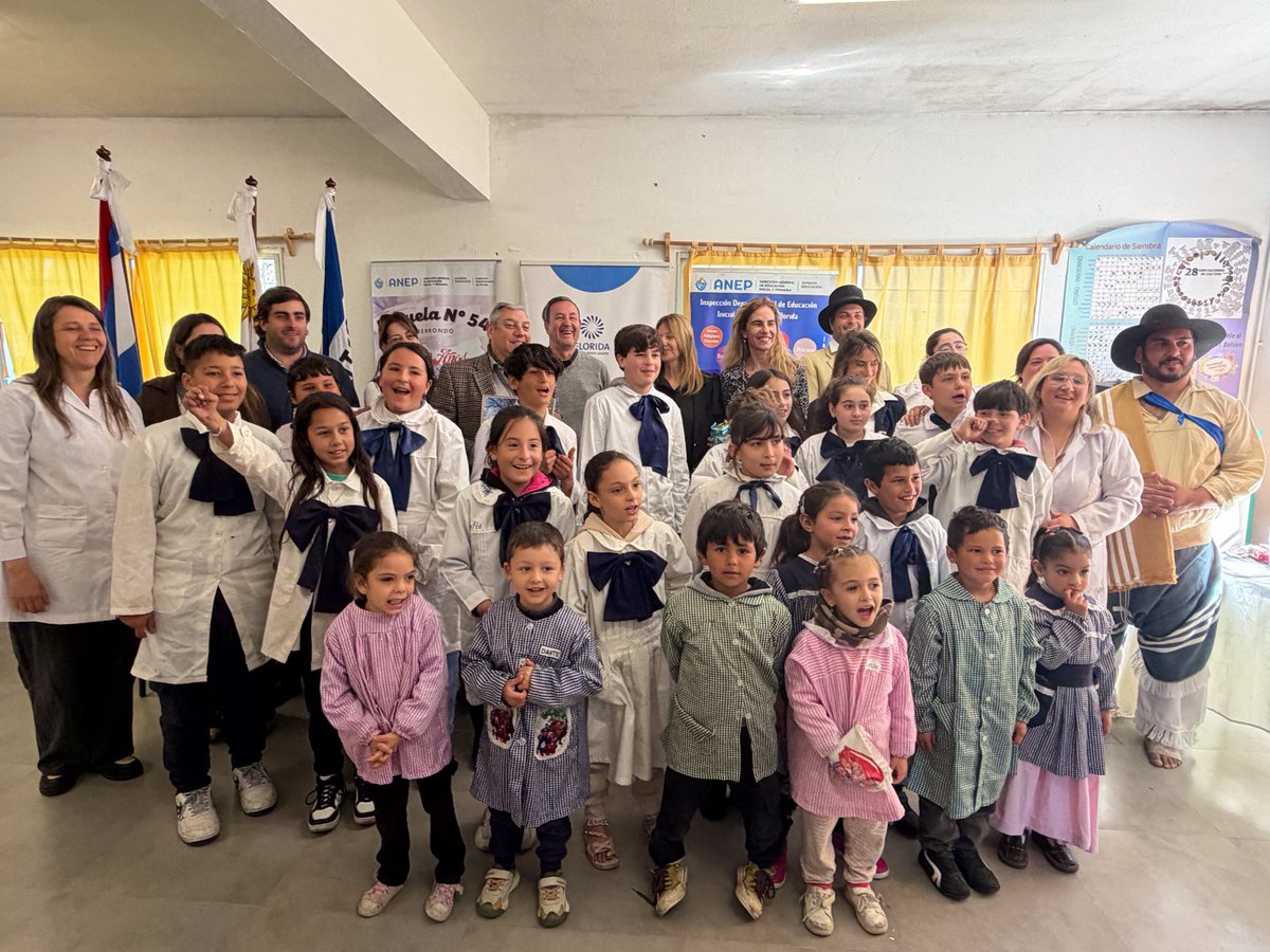 PajaroEnciso's tweet photo. Lanzamos en Berrondo  “Mi Viaje Cultural a Florida”
Más de 800 escolares de 62 escuelas rurales del departamento vivirán una experiencia única: recorrer nuestra historia, arte y patrimonio y disfrutar del teatro pensado especialmente para ellos.
Porque conocer y sentir nuestra cultura también es construir futuro. @FloridaIDF