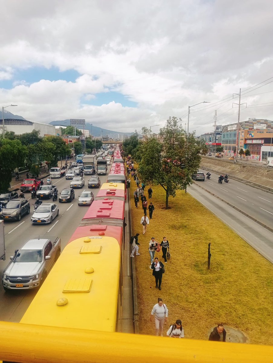 PasaenBogota's tweet photo. #BOGOTÁ. Fuerte congestión en el sistema TransMilenio sobre la Av. NQS con calle 64 en sentido Sur-Norte. ​De acuerdo con reportes preliminares, el trancón al parecer se debe a una falla semafórica de la calle 80, a la altura de la estación Polo, lo que mantiene detenido el flujo de articulados. Ante los largos tiempos de espera, varios usuarios han optado por bajarse de los buses y continuar su trayecto a pie.