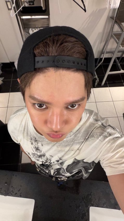 taeyongdesi's tweet photo. Big fan of whatever this pose is https://t.co/Gqtd1DRAmp