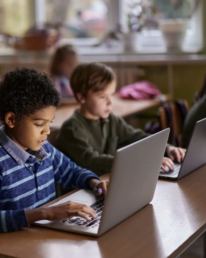 GlobeEyeNews's tweet photo. New York City Public Schools is banning AI use for students through 8th grade. https://t.co/oufyzsFdQR