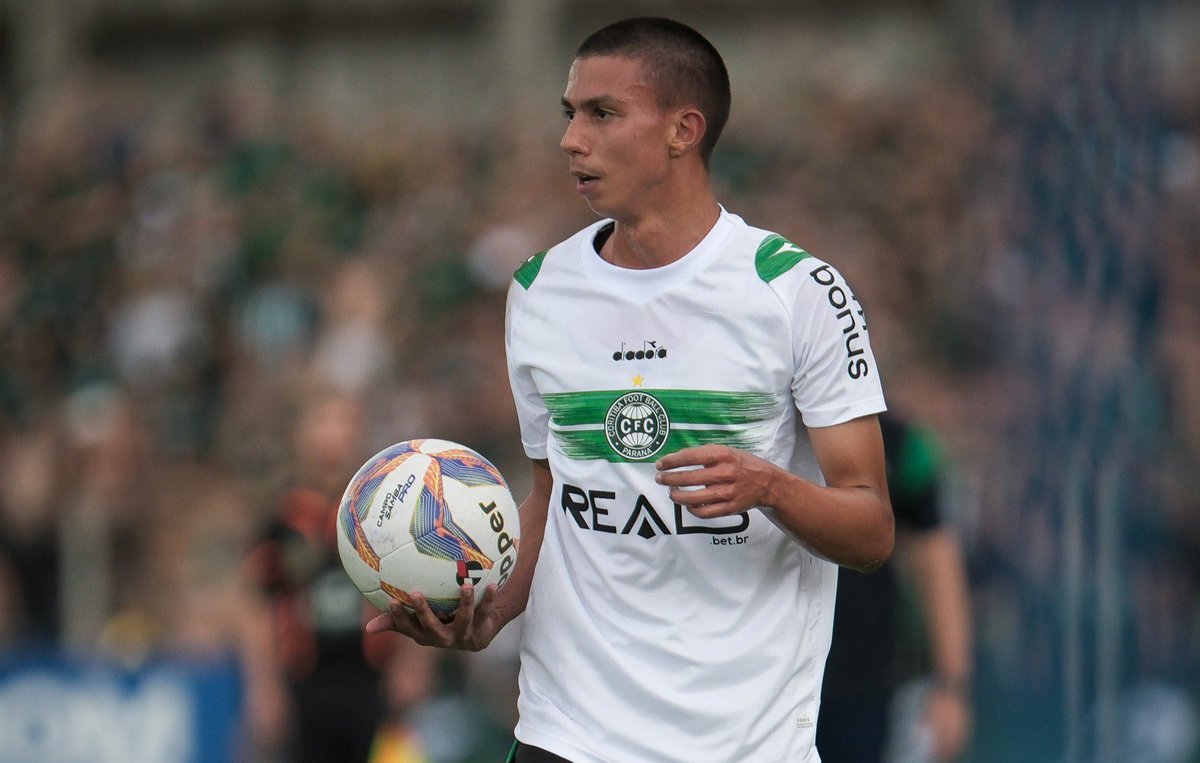 MFRT0114's tweet photo. 🔴🟡 Info Mercato 🔴🟡
João Almeida arrive en prêt au Mans Fc.
Il arrive en provenance de Coritiba. 
Il évolue au poste de latéral.

(@ge_coxa) https://t.co/ULO9CbfXzS