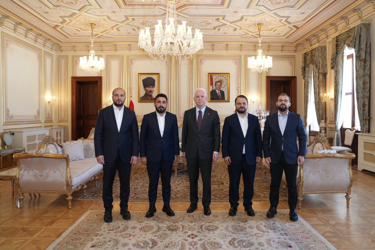 ibrahim_besinci's tweet photo. Gençlerimizin yarınlara en güçlü şekilde hazırlanmasında bizlere daima destek olan İstanbul Valimiz Sayın @gul_davut ’ü ziyaret ettik.

Türkiye Yüzyılı’nın mimarı olacak gençliğimiz için durmaksızın çalışmaya devam edeceğiz.🙌🏻 https://t.co/17TcMhbccp