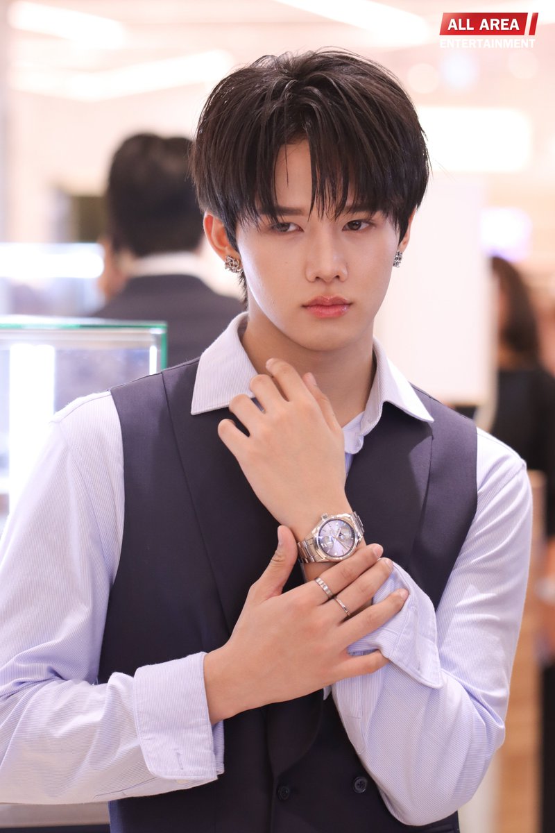 allarea_ent's tweet photo. "มิน ธนากร" ในงาน "TIME &amp; TREASURES"⌚️✨

TIME AND TREASURES TOPTAPMINLEE
#TimeAndTreasuresxTOPTAPMINLEE
#ToptapMinlee 
#MINLEEthanakorn https://t.co/A7tKjVRqpN
