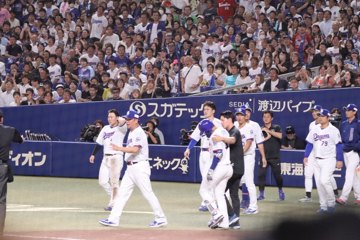 dragonsmatsu's tweet photo. 先陣をきって抗議に行く松中コーチと、様子を伺うドラゴンズの選手たち
乱闘し慣れてないからかみんな横一列でかわいい笑
#ドラゴンズ
#乱闘 https://t.co/ej5b6vB8Lb