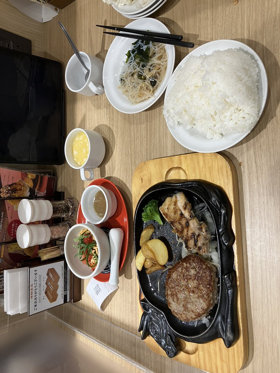 Tg4Ham's tweet photo. 皆様、こんばんは😄
今日も腹ぺこり過ぎて家まで我慢出来ずに外食してきました✨安くて食べ放題で有名なビッグボーイで美味しい料理をたらふく食べて来ました😄✨

#食べ放題
#ハンバーグ https://t.co/toBsAxR3rF