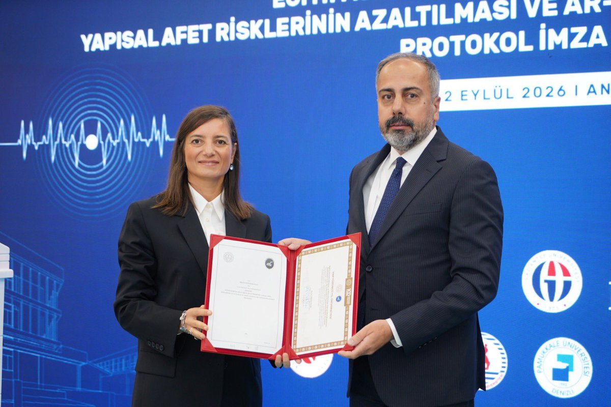mebiegm's tweet photo. @tekirdagnku2006 adına ;
Rektör Prof. Dr. Mümin ŞAHİN
@HaberVANYYU adına ; 
Rektör Prof. Dr. Hamdullah ŞEVLİ
@YildizEdu adına ; 
Rektör yardımcımız Prof. Dr. Güleda ENGİN https://t.co/sfphSLPRuv