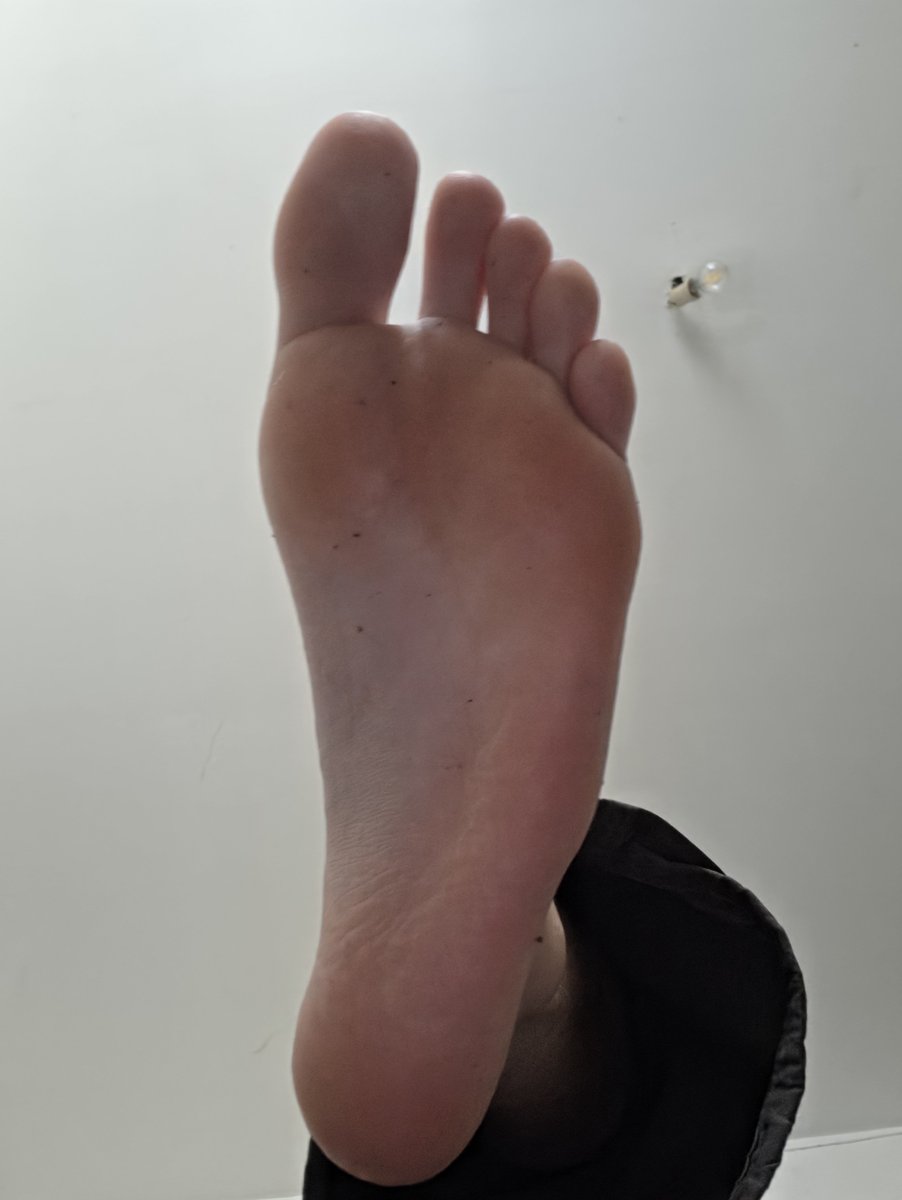 Lp216Star's tweet photo. Du bist unter meinen füße #zahlsklave #findom https://t.co/BTqHT1pHTN