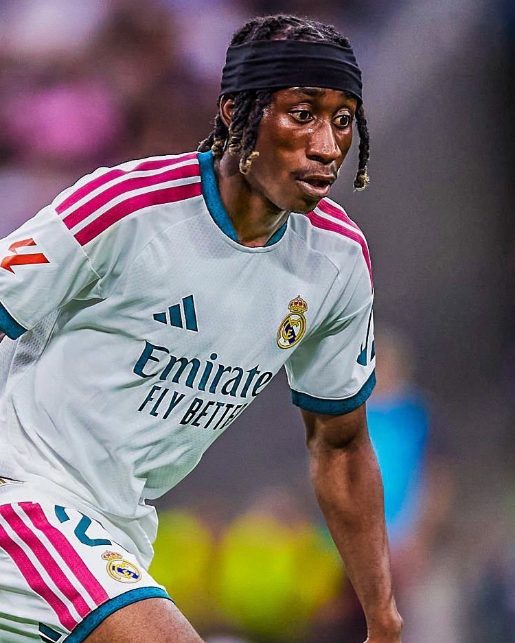 eurofootcom's tweet photo. 🚨🗣️ Jose Mourinho: "Yan Diomande? He needs to take it step by step. He works hard and well. He’s open and humble, he wants to learn, he listens to his teammates, he’s going to grow. I can’t focus on the 120 or 130 million… How much did they charge us? I have to focus on a player who’s coming off a top-level season at Leipzig." 

"When you talk about a huge number like that, you think of someone who arrives and blows everyone away. But that’s not it, he’s a young guy. Calm down, take it easy."