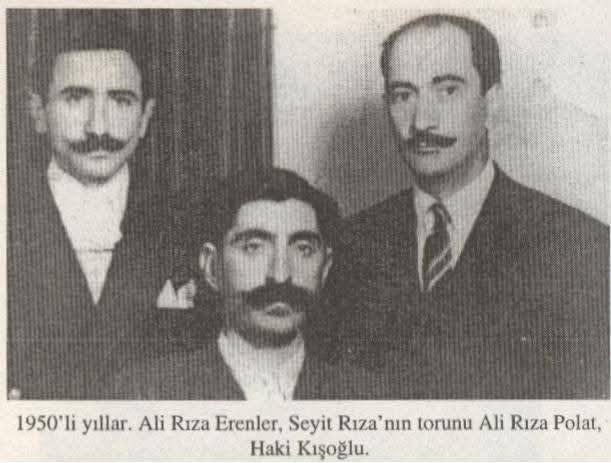 Babaishakk's tweet photo. Açıkçası Tuncer Bakırhan’ın Alevi aydınlar kategorisine girmediğimiz için memnuniyet duyuyoruz. Aksi olsaydı üzülürdük. Zira: “Kızılbaşların katli helaldir, onlarla savaşmak cihattır” fetvası veren İdrisi Bitlisi’yi savunanlarla aynı safta bulunmak katledilen 40 bin Kızılbaşın ruhuna küfürdür!

Bir kaç gündür apo’nun ayetlerinin müritleri ergen vaziyette, “ama seyid rıza’yı niye savunmuyorsunuz” diyerek bize saldırıyorlar. Kıyas ettikleri şeye bakın. Madem konuyu açtınız, sürekli Seyid Rıza simsarlığı yapıyorsunuz takiyeden, o halde neden PKK 1986 yılında Seyid Rıza’nın torunu Ali Rıza Polat’ın evini basıp kurşuna dizerek katletti? Hani sizin yalandan Seyid Rıza sevginiz? Güneş balçıkla sıvanmaz, yalanlar da sonsuza kadar sürmez! Er ya da geç hakikatin güneşi doğar! 

12 Agustos 1987 tarihli, PKK’nin resmi dergisi Serxwebun, özel sayıda: ‘Yenisögüt köyünde Ali Rıza Polat adlı ajan ölümle cezalandırıldı’ şeklinde yazarak üstlenmişti PKK katliamı! 

Size tek bir soru soralım. Şeyh Said’in çocukları torunları 90 yıldır tüm sağ sol partilerde bakanlık, milletvekilliği, belediye başkanlığı yaptı, holdingler kurdular zengin oldular, PKK tek bir Şeyh Said yakınını katletti mi? Katledemez çünkü Şeyh Said şafi sünni, Seyid Rıza Kızılbaştır! Bu bile başlı başına Alevilerin katlinin vacip düşüncesinde olduğunuzun en açık kanıtıdır!

Siz önce katlettiğiniz Seyid Rıza’nın torunu için özür dileyin yüzleşin ondan sonra Seyid Rıza simsarlığı yapın!
