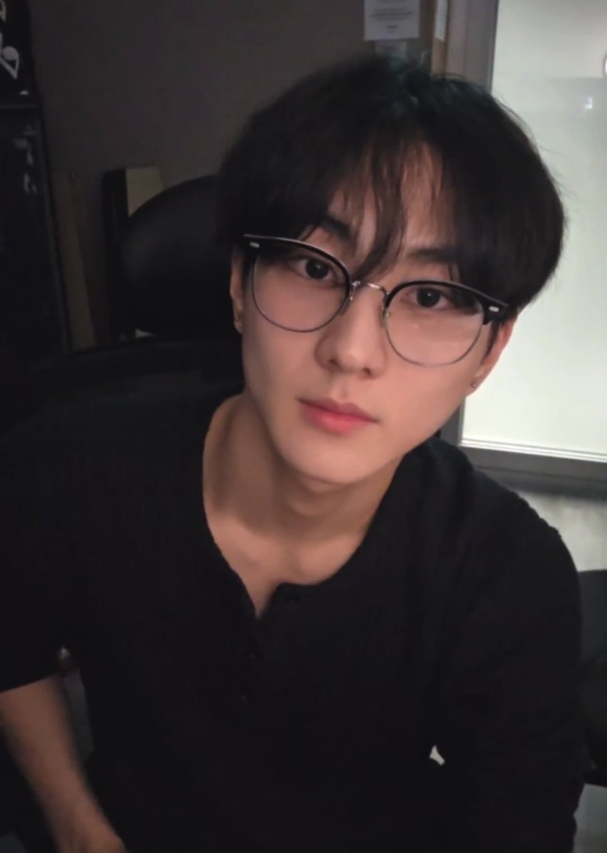 EN7ernally's tweet photo. he looks so good oh my god 😭 https://t.co/vm48VCEB2L