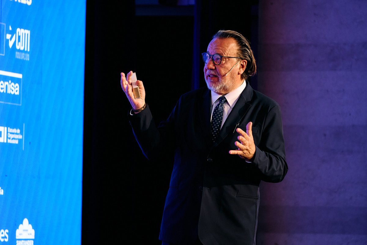 AMETIC_es's tweet photo. 🏗️ Cantabria tiene ya su gran proyecto tecnológico: Altamira. Así lo presentaron Eduardo Arasti, consejero de Industria, Empleo, Innovación y Comercio del Gobierno de Cantabria, Pablo Coto, catedrático de Fundamentos del Análisis Económico de la Universidad de Cantabria, y Javier García Gonzalo, CEO de XDC Properties y promotor del proyecto.

📡 Altamira es el primer proyecto declarado estratégico por el Gobierno de Cantabria: 3.600 millones de euros de inversión, un centro de supercomputación cuántica y conexión directa al cable submarino de mayor capacidad del mundo, que Google replicará para unir Santander con Estados Unidos.

📊 Pablo Coto presentó el estudio de impacto económico: esa inversión equivale a más del 20% del PIB de Cantabria. En construcción (2026-2032), el proyecto podría aportar entre el 5% y el 12% del PIB regional según el escenario, con hasta 1.550 empleos. Ya en funcionamiento, su impacto anual sería comparable al del aeropuerto de Santander, que mueve cerca de un millón de viajeros.

💬 "Estamos ante una revolución tecnológica comparable a la de la máquina de vapor en el siglo XVIII. Sin centros de datos no puede haber inteligencia artificial, y sin inteligencia artificial no puede haber ni ciencia ni tecnología", advirtió Arasti.

💬 "Es un sector de alta productividad directa que trae también efectos indirectos intangibles muy importantes", añadió García Gonzalo.

Seguimos trabajando para que proyectos como Altamira conviertan a Cantabria en referencia tecnológica.

📺 Sigue el Encuentro en directo → https://t.co/ZhNsyfIWJV

#Santander40 #AMETIC #Cantabria
