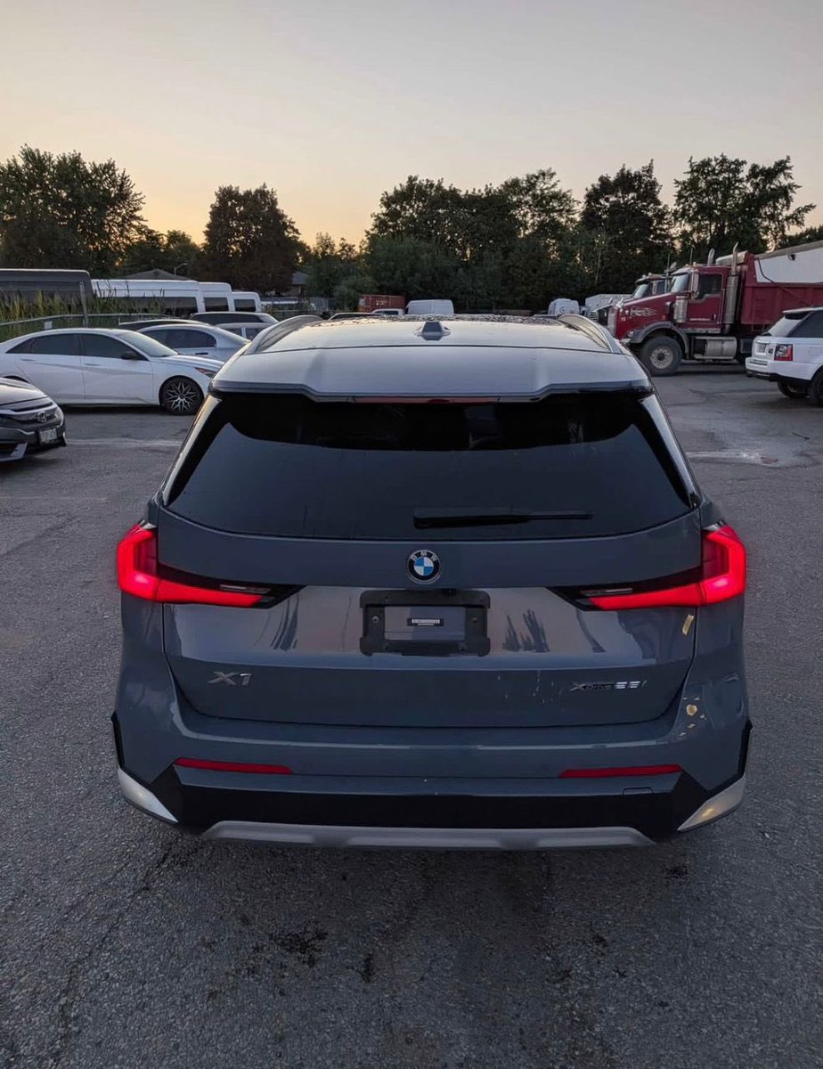 Kwesi_Agyei_'s tweet photo. -2023 BMW X1 xDrive28i
-Engine B48 2.0L engine twin power turbo
-Automatically transmission 
-Climate control 
-Panoramic roof
-Push to start
-Leather seat 
-380k cedis buy and shipping. https://t.co/RZ02xyLB2Y